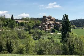 Fontanero Sant Jaume de Frontanyà en una calle tranquila del pintoresco pueblo rodeado de montañas y casas de piedra