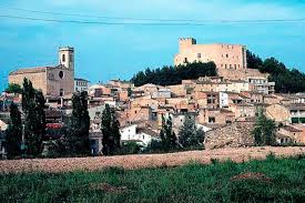 Fontanero Sant Martí de Tous calle con casas rústicas y entorno montañoso típico del pueblo catalán.