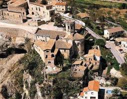 Fontanero Sant Martí Sarroca: calle estrecha con edificios de piedra y fuentes medievales en el centro del pueblo