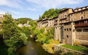 Fontanero Sant Quirze de Besora calle tranquila con edificios históricos y montañas al fondo