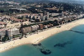 Fontanero Sant Vicenç de Montalt en calle con casas mediterráneas y farolas tradicionales de la ciudad catalana