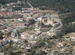 Fontanero Santa Eulàlia de Ronçana reparando tubería en calle con casas tradicionales y montañas al fondo