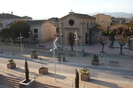 Fontanero Santa Margarida i els Monjos paisaje urbano de calles y casas tradicionales con fontanero trabajando
