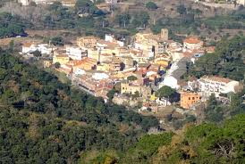 Fontanero Santa Maria de Martorelles reparando tuberías en una calle tranquila rodeada de edificios de piedra tradicionales