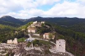 Fontanero Santa Maria de Miralles calle céntrica con casas tradicionales y paisaje montañoso de fondo