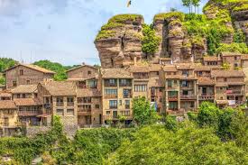 Fontanero Tavertet: vista del casco antiguo con calles empedradas y edificios de piedra característicos de la zona.