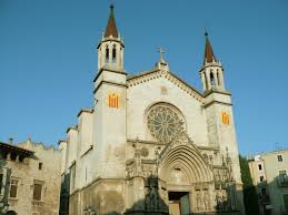 Fontanero Vilafranca del Penedès reparando una tubería en una calle céntrica con vistas a la iglesia de Santa María