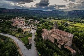 Fontanero Vilanova de Sau calle empedrada con casas de piedra y vegetación