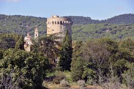 Fontanero Vilassar de Dalt calle estrecha empedrada con casas antiguas y montañas al fondo en un día soleado